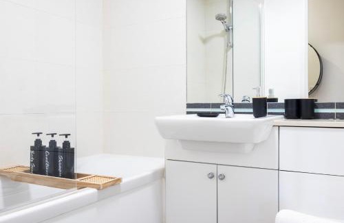 Whittington Apartamento | New 2 Bed 2 Bath APT Perfect For Long Stays & Contractors