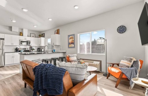 South Perry District Apartamento | New 2 Bed 2 Bath Near Perry District and DT!