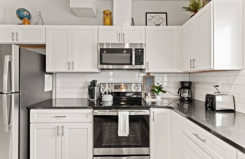 South Perry District Apartamento | New 2 Bed 2 Bath Near Perry District and DT!