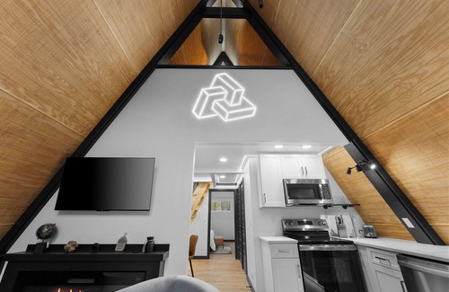 Omaha Cabina | NEW! 2-bedroom A-frame Cabin with Sauna, Hot Tub, & Creekfront