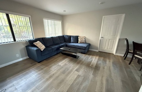 Burbank Apartamento | New 2-bedroom apartment in charming Burbank Empire Center with WiFi, AC