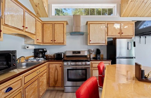 Old Orchard Beach Cabina | New 2-bedroom cabin with WiFi, AC in delightful Old Orchard Beach