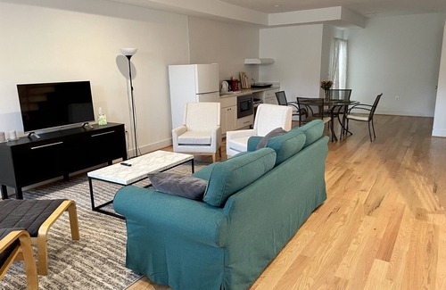 Shaw Apartamento | New 2 BR APT: amazing location, spotless, free private parking.
