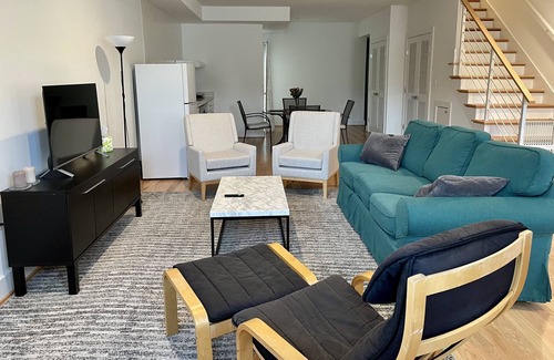 Shaw Apartamento | New 2 BR APT: amazing location, spotless, free private parking.