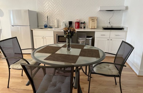 Shaw Apartamento | New 2 BR APT: amazing location, spotless, free private parking.