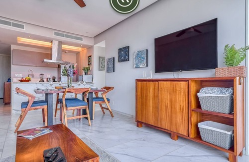 Isla Iguana Apartamento | New 2 BR Condo Right in the Marina - Rooftop Pool