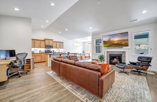 Twin Falls Casa | New 2 level Twin Falls Home, 2 masters!