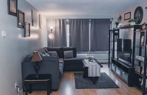 Lyn-Lake Condominio | New! 20% off-Uptown Charm - Quiet Condo + Free Parking next to Attractions