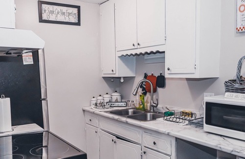 Lyn-Lake Condominio | New! 20% off-Uptown Charm - Quiet Condo + Free Parking next to Attractions