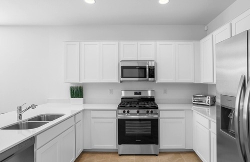 Goodyear Casa | NEW 2024 HOME 3BR/2BA, 2 CAR GARAGE, LEVEL 2 EV CHARGER, 86" TV, AND KING BED