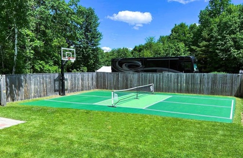 Warrensburg Casa | Adirondack Colonial, espacioso y elegante, PRIVADO MINI CAMPO DE GOLF VERANO DE 2019