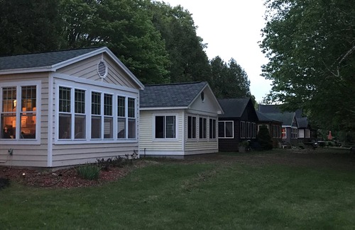 Charlevoix Cabaña | Tranquilo, pintoresco Lakefront Cottage