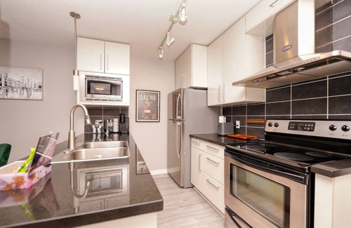 Crosstown Condominio | New 2025 Luxury Stadium views/Downtown Core
