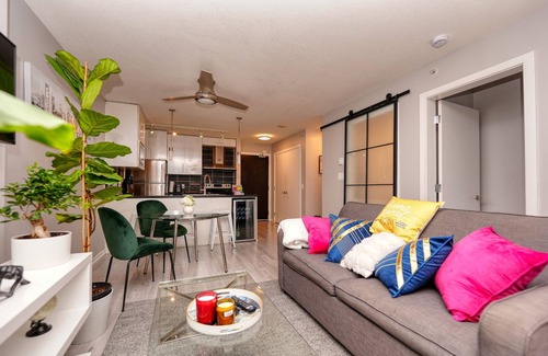 Crosstown Condominio | New 2025 Luxury Stadium views/Downtown Core