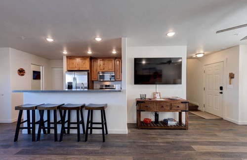 Moab South Valley Casa | New 2bd, 2.5 bath Townhome w/ Red Rock Views, Pool, Hot Tub, full kitchen, w/d