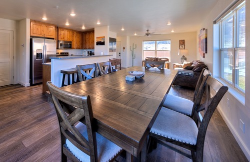 Moab South Valley Casa | New 2bd, 2.5 bath Townhome w/ Red Rock Views, Pool, Hot Tub, full kitchen, w/d