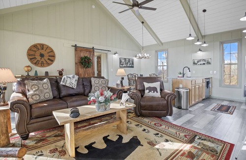 Gatlinburg - Pigeon Forge Villa | New 2bd Villa with Stunning views of Wears Valley