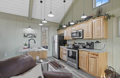Gatlinburg - Pigeon Forge Villa | New 2bd Villa with Stunning views of Wears Valley