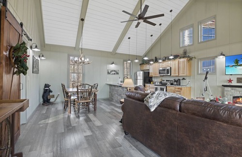 Gatlinburg - Pigeon Forge Villa | New 2bd Villa with Stunning views of Wears Valley