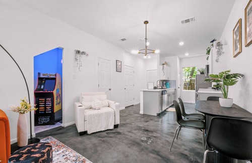 Eastside Promise Neighborhood Casa | New 2BR/2.5BA Home with Putt-Putt & Arcade, Mins from Downtown & Pearl District