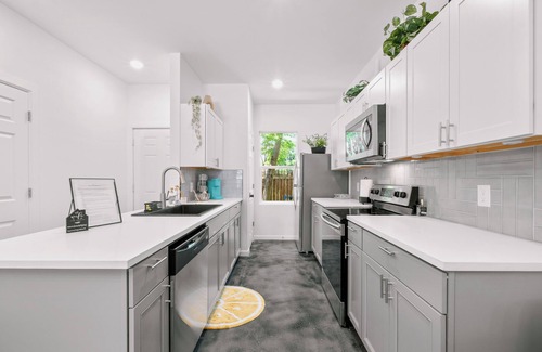 Eastside Promise Neighborhood Casa | New 2BR/2.5BA Home with Putt-Putt & Arcade, Mins from Downtown & Pearl District