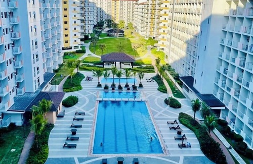 San Dionisio Condominio | New 2BR w/ Pool, fast Wifi, Netflix, Fitness area and near NAIA & SM