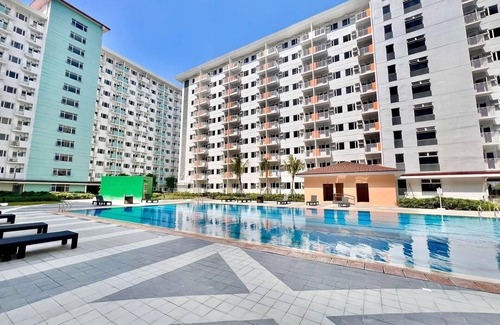 San Dionisio Condominio | New 2BR w/ Pool, fast Wifi, Netflix, Fitness area and near NAIA & SM