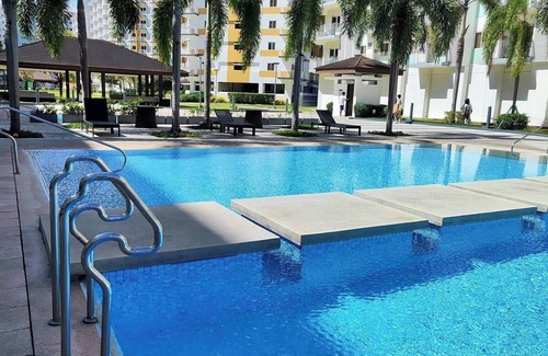 San Dionisio Condominio | New 2BR w/ Pool, fast Wifi, Netflix, Fitness area and near NAIA & SM