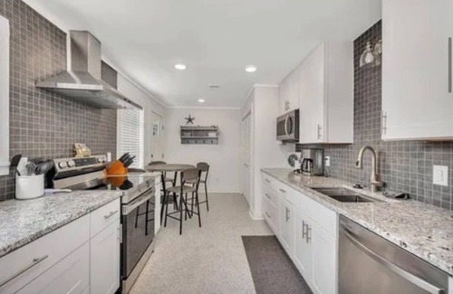 Demere Park Cabaña | NEW 3 bdrm cottage in SSI with private pool/hot tub…walking distance to beach!