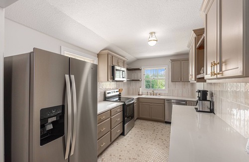 Prairie Village Casa | NEW 3 bed 2 bath - Dog friendly