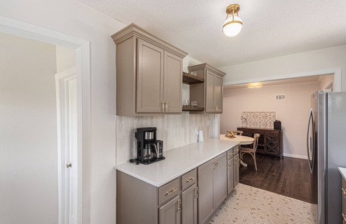 Prairie Village Casa | NEW 3 bed 2 bath - Dog friendly
