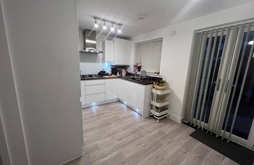 Luton Casa | New 3 bed house, Sleeps 7, Contractors & families welcomed, free Wi-Fi & Parking
