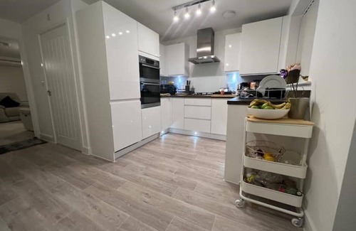 Luton Casa | New 3 bed house, Sleeps 7, Contractors & families welcomed, free Wi-Fi & Parking