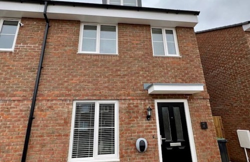 Luton Casa | New 3 bed house, Sleeps 7, Contractors & families welcomed, free Wi-Fi & Parking