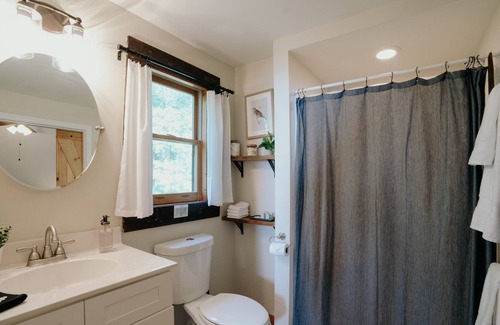 Bostic Cabina | New! 3 Bedroom Cabin with Stunning Views & Hot Tub