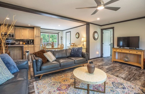 Gaffney Otro | New 3-bedroom country farmhouse with bold creek and new hot tub in Gaffney!