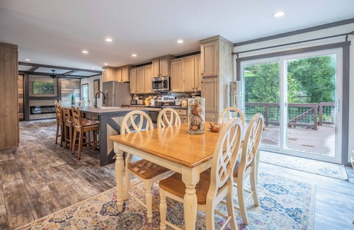 Gaffney Otro | New 3-bedroom country farmhouse with bold creek and new hot tub in Gaffney!