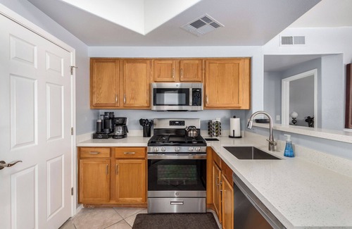 Maryvale Condominio | New! 3 KING Beds, Heated Community Pool! 3 miles from Cardinal Stadium!