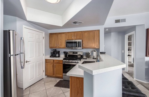 Maryvale Condominio | New! 3 KING Beds, Heated Community Pool! 3 miles from Cardinal Stadium!