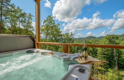 Pigeon Forge Chalet De Esquí | New/3 King Suites/Sleeps12/View/5 mi to PF/Hot tub