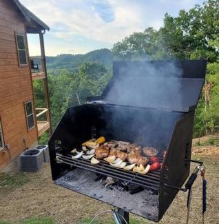 Pigeon Forge Chalet De Esquí | New/3 King Suites/Sleeps12/View/5 mi to PF/Hot tub