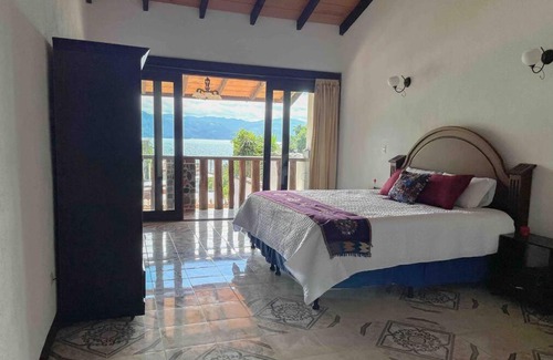 San Pedro La Laguna Casa | NEW ✮ 3 Spacious Bedrooms w/Lake View and Garden