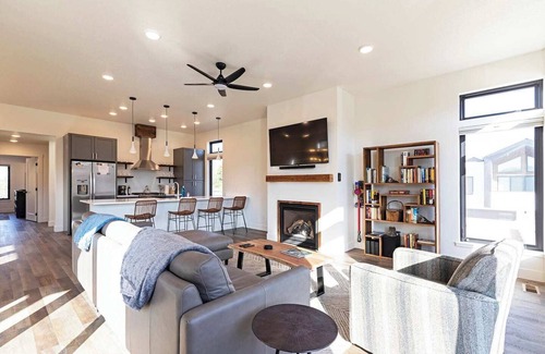 Franklin to the Fort Casa | New 3 story home - Walking distance to the Milwaukee Trail and Good Food Store