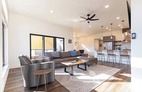Franklin to the Fort Casa | New 3 story home - Walking distance to the Milwaukee Trail and Good Food Store