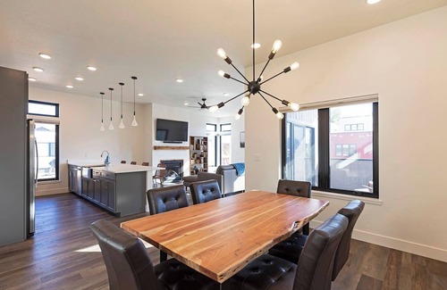 Franklin to the Fort Casa | New 3 story home - Walking distance to the Milwaukee Trail and Good Food Store