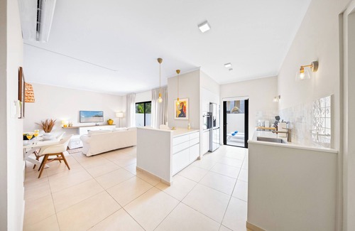 Gold Coast Casa | NEW 3BR - 0.5 Miles to the Beach w/ Private Pool, Gym, BBQ in a Gated Community