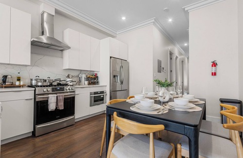 West Side Casa | NEW! 3BR/2.5 Bath/15min-NYC /5min-PATH Train, Yard, Gameroom, Parking- SLEEPS 10