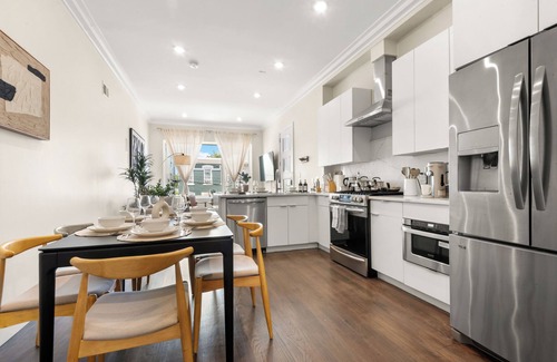 West Side Casa | NEW! 3BR/2.5 Bath/15min-NYC /5min-PATH Train, Yard, Gameroom, Parking- SLEEPS 10