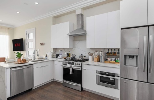 West Side Casa | NEW! 3BR/2.5 Bath/15min-NYC /5min-PATH Train, Yard, Gameroom, Parking- SLEEPS 10