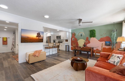 Hildale Apartamento | New 3BR/2BA: Private Hot Tub + Shared Pool, Sauna & Outdoor PingPong 1Hr to Zion
